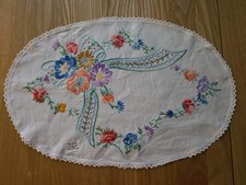 Vintage Creamy White Oval Flower Floral Embroidered Traycloth 16x10 Inches 