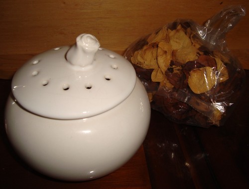 Vintage 80s white ceramic pot - white,