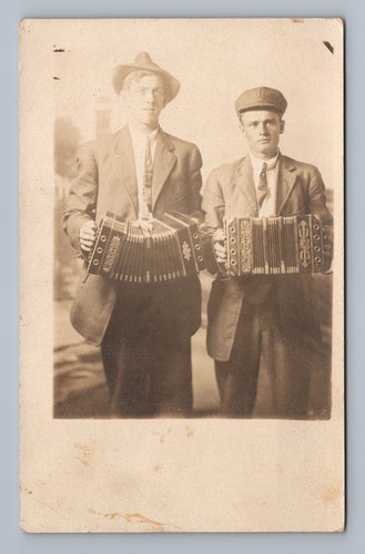 Two musicians concertina - two, w