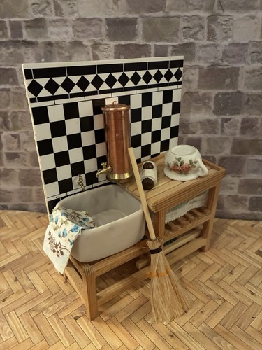 Dolls house scale - dolls,