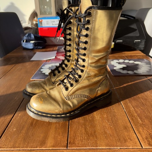Martens airwair hole - dr,