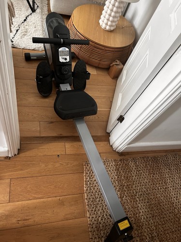 Rowing machine folds away - -,