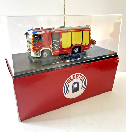 Alert firefighter man - 1/43,