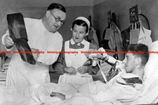F019644 Doctor explaining X ray German Wehrmacht military hospital c1941 WW2