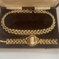 Majestic Cameo Set 22ct Gold
