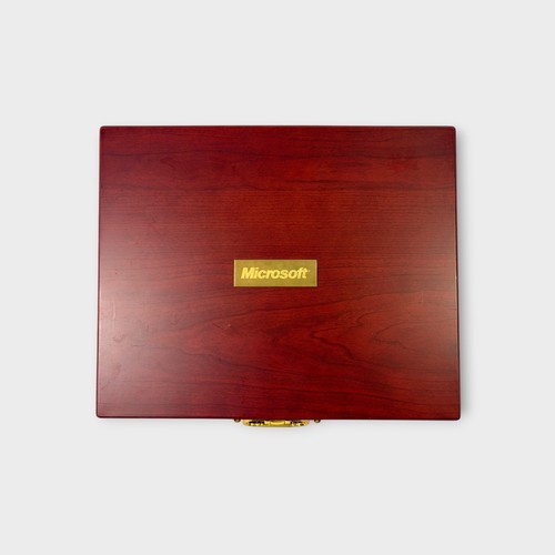 Microsoft executive putting - microsoft,