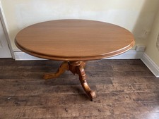 Oval Pedestal Dining Table mahogony  castors Polished Wood. Seats 4-6