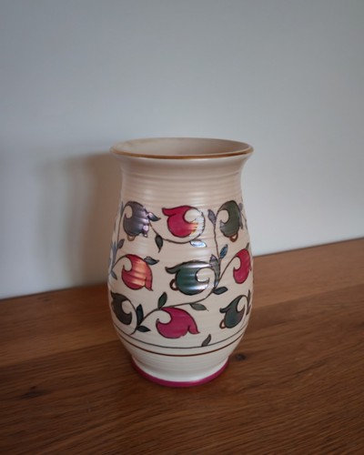 1930s crown ducal oyster vase - 1930s,