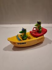 TOMY Ski Boat Crocs - Crocodiles - Classic Pull-String Kids Bath Pool Toy
