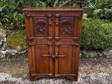 A NIGEL GRIFFITHS CARVED OAK WINE CUPBOARD DRINKS COCKTAIL CABINET BAR SIDEBOARD
