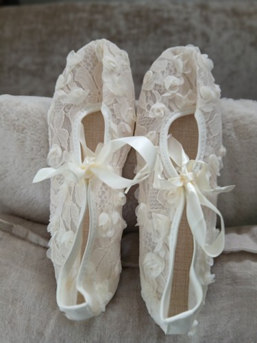 Extremely pretty cream lacey - pretty,