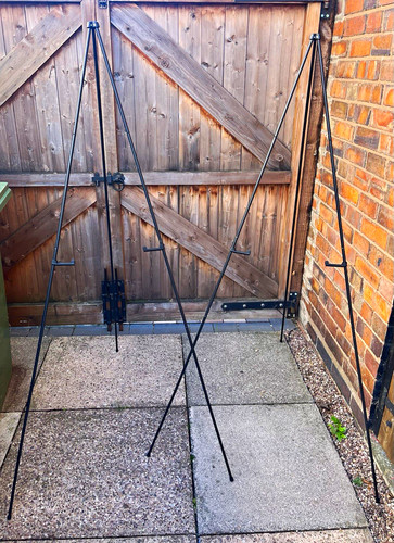Black metal folding tripod - black,