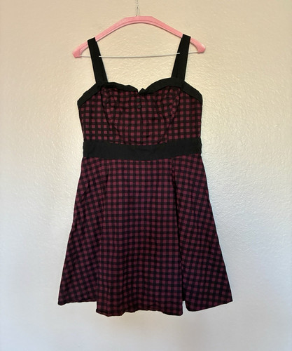 Hot topic size black maroon - l,