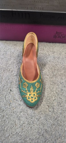 Just the right shoe carved - the,