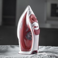 GEEPAS Steam Iron 1800W