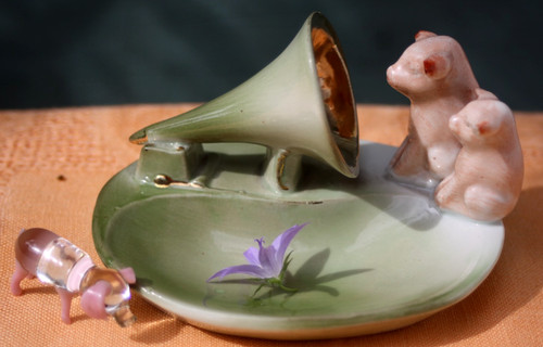 Pigs listening to - listening, gramophone