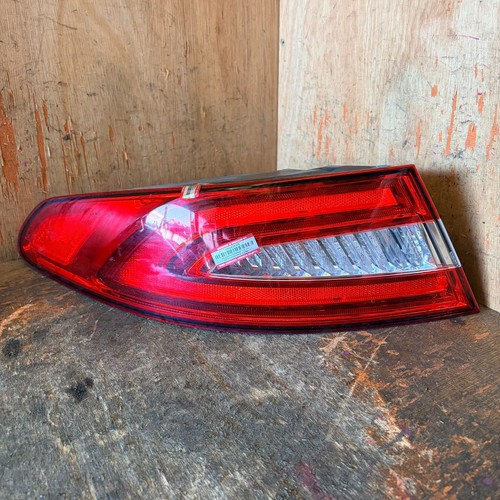 Jaguar tail light passenger - tail,