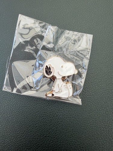 Peanuts snoopy pin badge - snoopy, new