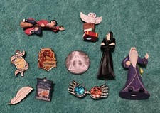 Harry Potter Job Lot Pin Badges & vintage pencil toppers 2 x Arthur Price 2001