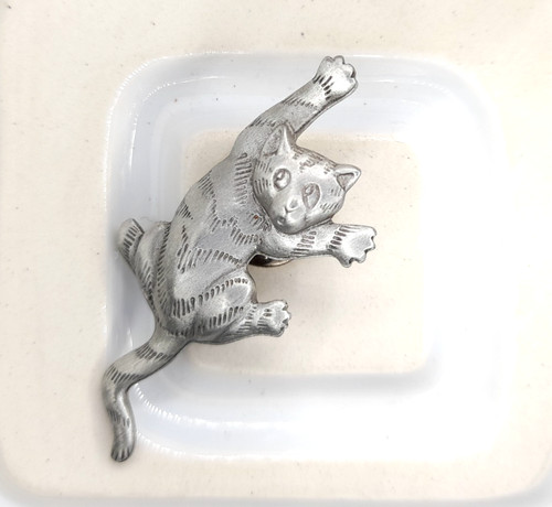 Small vintage climbing cat - climbing, pin