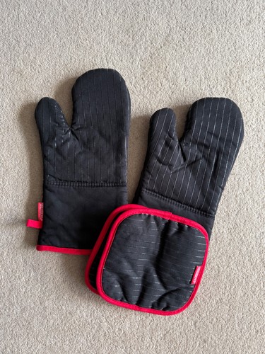 Solmira black red oven - &, glove