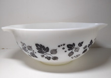 Pyrex Mixing Bowl Gooseberry