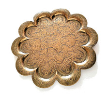 VINTAGE INDIAN BRASS ENGRAVED 31 cm SCALLOP LOBED TRAY PLATE DISH Indian Figures