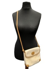 Vintage Women's GUCCI Tan Monogrammed GG Crossbody Bag 22x21x6cm - BA3