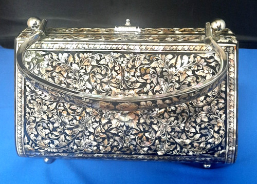 Silver metal box hand - silver,