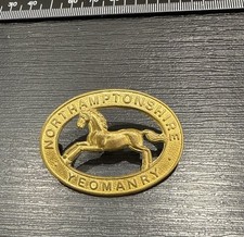 FINE NORTHAMPTONSHIRE YEOMANRY MILITARY CAP BADGE - BRASS - 2 LUGS B42