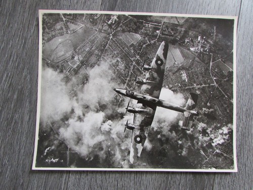 Raf halifax bomber - halifax, attacking