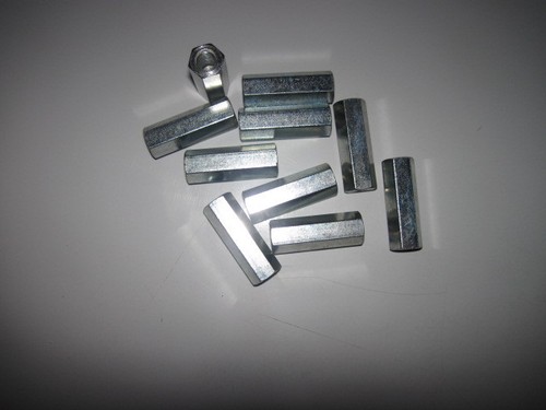 Screwed spacer sleeve