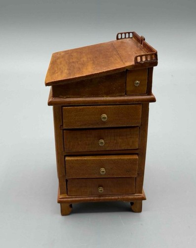 Scale miniature dollhouse - 1:12,