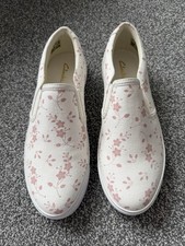 Ladies Clarks Slip On Shoes Size 5 White
