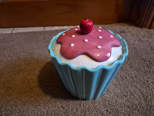 Cupcake cookie jar - cookie,