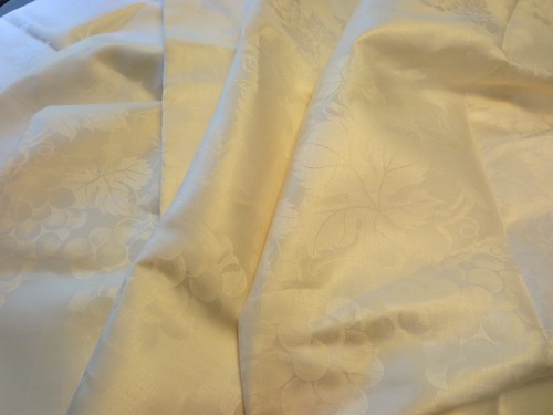 Yds ivory damask brocade - 4,