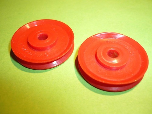 Two meccano plastic - two, pulleys