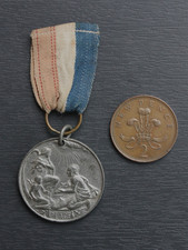 A 1919 tin lead WW1  Peace Celebration medallion by Fattorini with orig ribbon