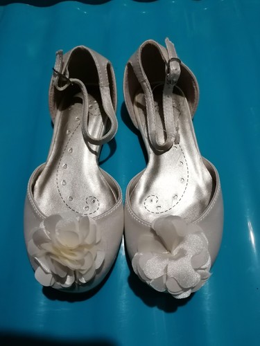 Young girls ivory shoes size - young,