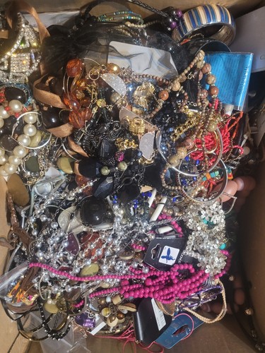 15kg broken costume - 15kg, jewellery