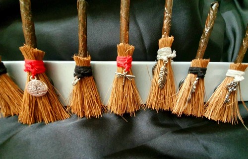 Fridge magnet mini broom - mini,