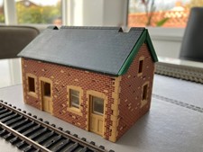 Hornby R501-010 Station Building Set OO Gauge Cottage House Waiting Room