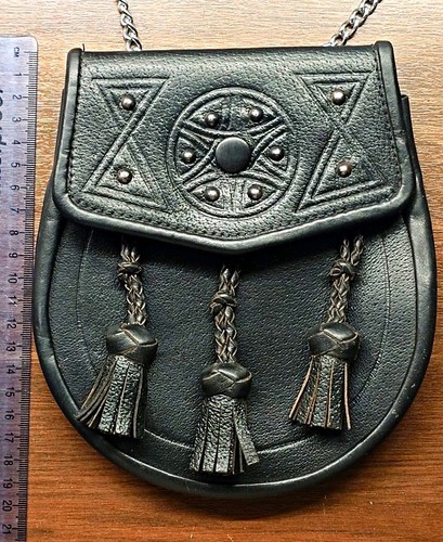 Leather day sporran tooled and - leather,