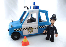 POSTMAN PAT - PC SELBY FIGURE WITH PUSH ALONG POLICE PANDA CAR