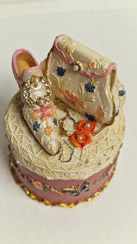 Stunning musical ornament - a,