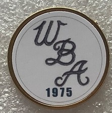WEST BROMWICH ALBION 1975 BADGE GILT METAL MOUNT QUICK DOME EPOXY CLEAR COVER.