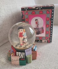 BETTY BOOP MUSICAL SNOW GLOBE