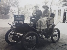 Couple in 1898 De Dion Bouton