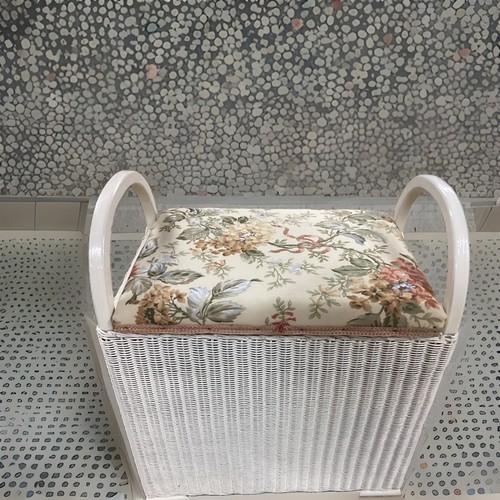 Loydd loom lusty laundry - “lusty”,