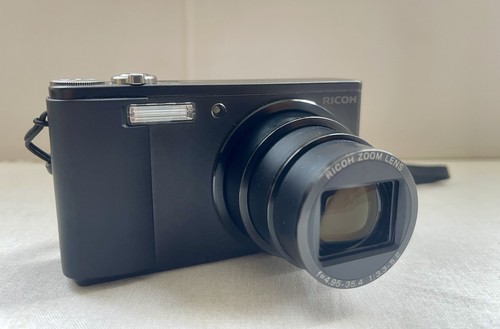 Ricoh 10mp digital camera - r8,